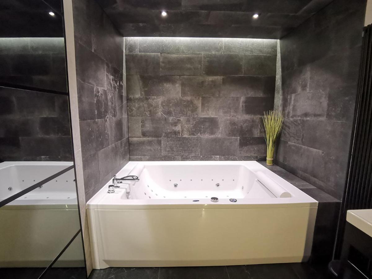 Jacuzzi Apartments Cracovia Exterior foto